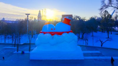 太阳岛雪博会雪雕制作中