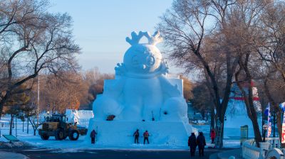 太阳岛雪博会雪雕制作中