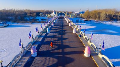 太阳岛雪博会雪雕制作中