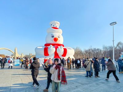 太阳岛雪博会雪雕制作中