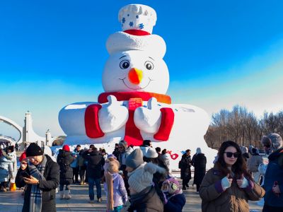 太阳岛雪博会雪雕制作中