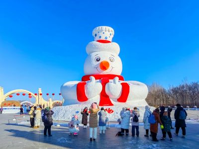 太阳岛雪博会雪雕制作中
