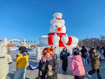 太阳岛雪博会雪雕制作中