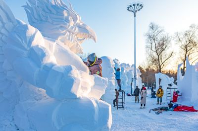 太阳岛雪博会国际雪雕比赛外国选手比赛制作中（1月8日）