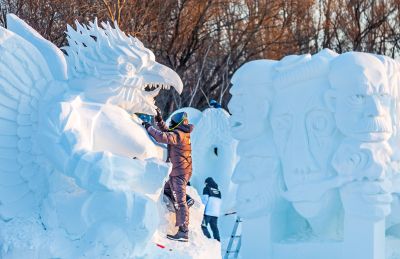太阳岛雪博会国际雪雕比赛外国选手比赛制作中（1月8日）