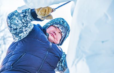 太阳岛雪博会国际雪雕比赛外国选手比赛制作中（1月8日）