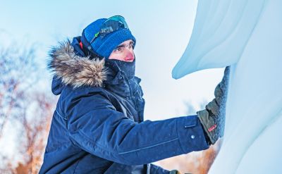 太阳岛雪博会国际雪雕比赛外国选手比赛制作中（1月8日）