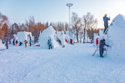 太阳岛雪博会国际雪雕比赛外国选手比赛制作中（1月8日）