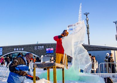 冰雪大世界 国际冰雕比赛比赛中