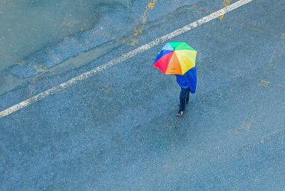 雨中市民打伞 
