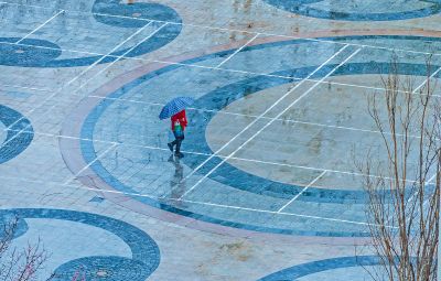 雨中市民打伞 