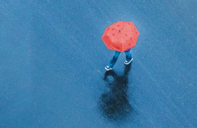 雨中市民打伞 