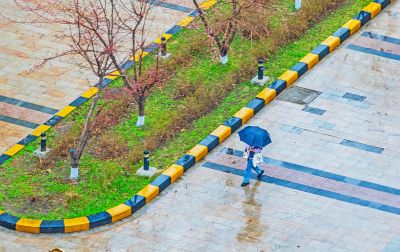 雨中市民打伞 