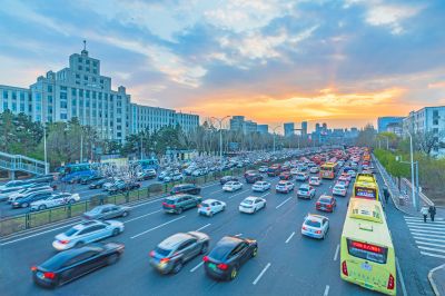 和兴路东北林业大学春日晚霞 晚高峰车流 （四月）