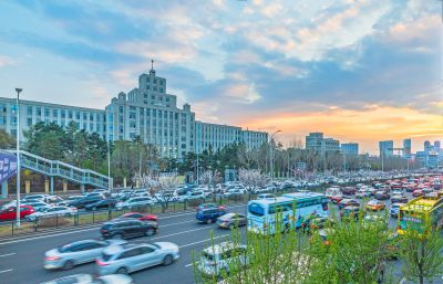 和兴路东北林业大学春日晚霞 晚高峰车流 （四月）