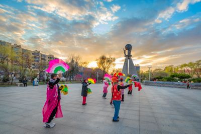 母亲广场春花晚霞