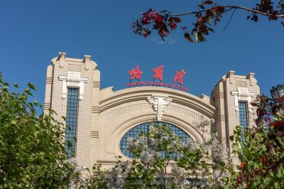 哈尔滨火车站广场丁香花开