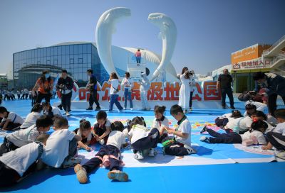 儿童畅游哈尔滨极地公园