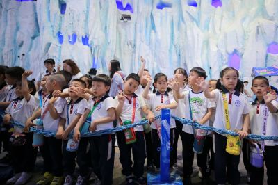儿童畅游哈尔滨极地公园