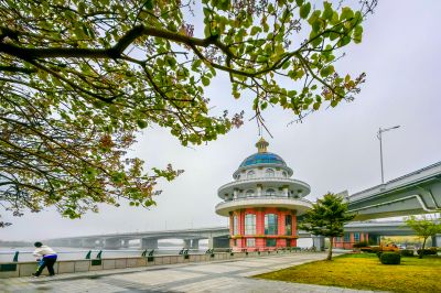 细雨中的道里九站公园江畔 