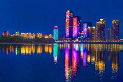 暮色中的外滩湿地江畔