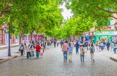 夏季中央大街游人 