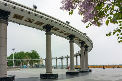 防洪纪念塔江边