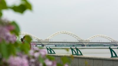 防洪纪念塔江边