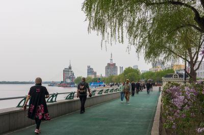 防洪纪念塔江边