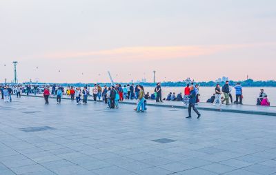 夏日松花江畔 斯大林公园游人
