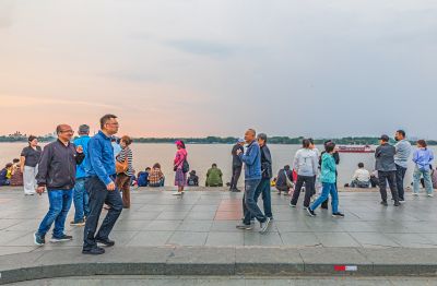 夏日松花江畔 斯大林公园游人