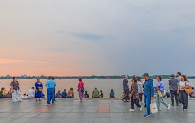 夏日松花江畔 斯大林公园游人
