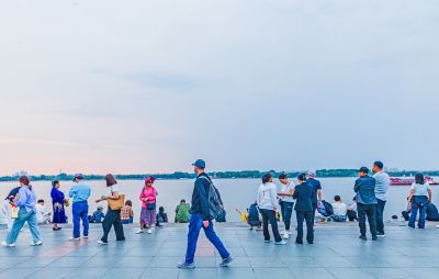 夏日松花江畔 斯大林公园游人