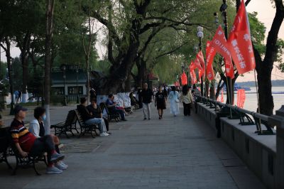 斯大林公园江畔游玩的游客