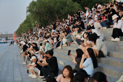 斯大林公园江畔游玩的游客