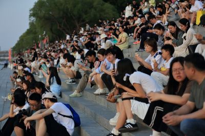 斯大林公园江畔游玩的游客