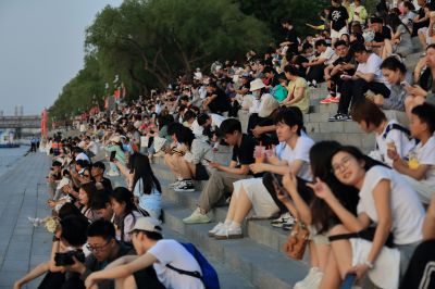 斯大林公园江畔游玩的游客