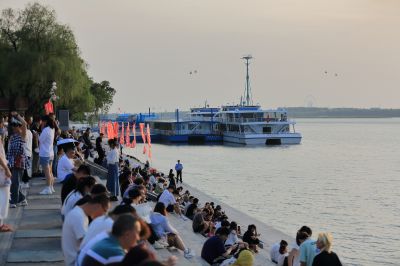 斯大林公园江畔游玩的游客
