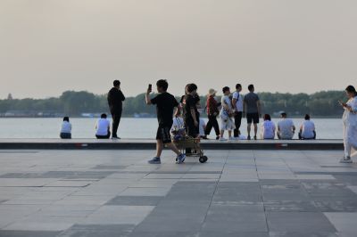 斯大林公园江畔游玩的游客