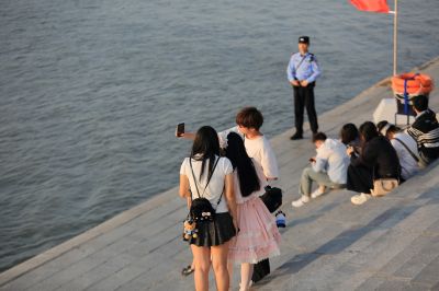 斯大林公园江畔游玩的游客