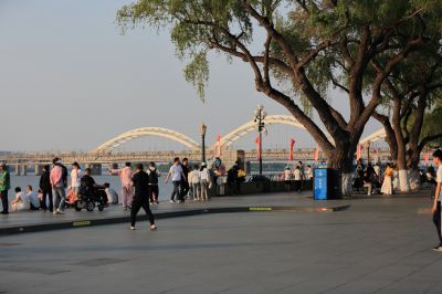 斯大林公园江畔游玩的游客