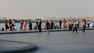 斯大林公园江畔游玩的游客