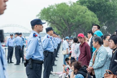 市民观看端午龙舟比赛