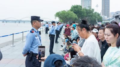 市民观看端午龙舟比赛