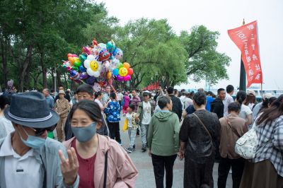 市民观看端午龙舟比赛