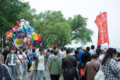 市民观看端午龙舟比赛