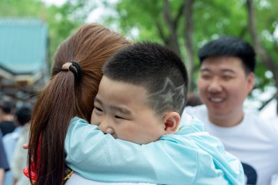 市民观看端午龙舟比赛