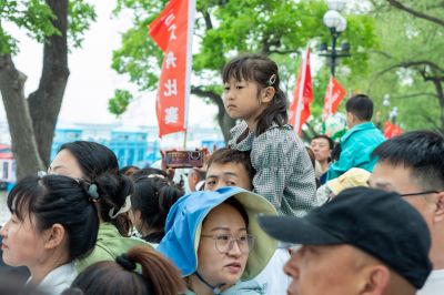 市民观看端午龙舟比赛