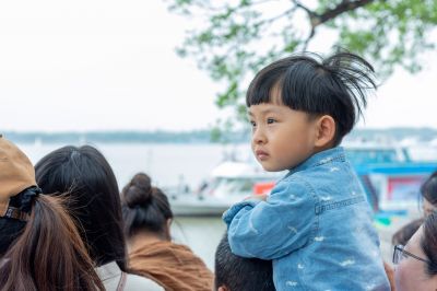 市民观看端午龙舟比赛