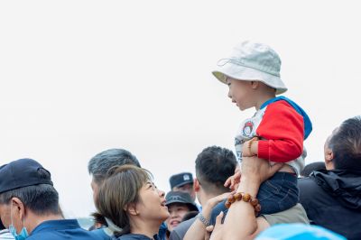市民观看端午龙舟比赛